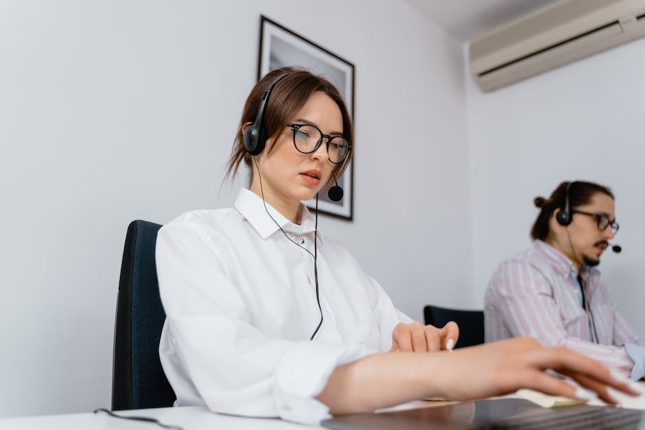 A friendly Asus customer support agent assisting a customer with a laptop issue