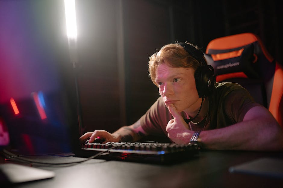 An image illustrating the comparison between a gaming chair and an office chair. It shows the materials used, such as steel frames and PU leather, as well as a warranty symbol.