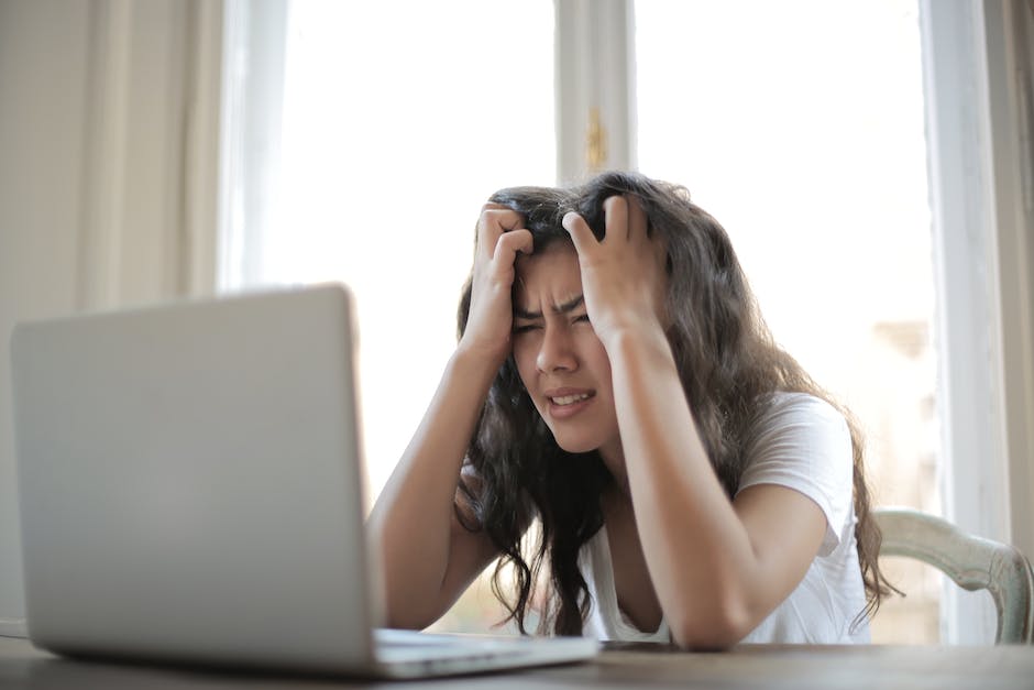 Image of a person frustrated with a slow laptop, emphasizing the topic of the text.